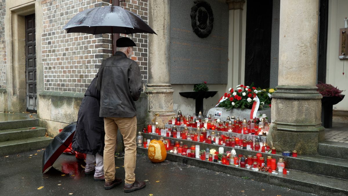 Lidé vzpomínají na zesnulé. Svíčky nosí Gottovi, Havlovi i Slováčkové
